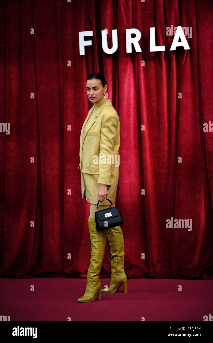 Milano, Italia. 20th Feb, 2020. Irina Shayk arriva per Furla evento Il top model IRINA SHAYK arriva al centro della manifestazione FURLA, in Piazza Beccaria Credit: Independent Photo Agency Srl/Alamy Live News Foto Stock