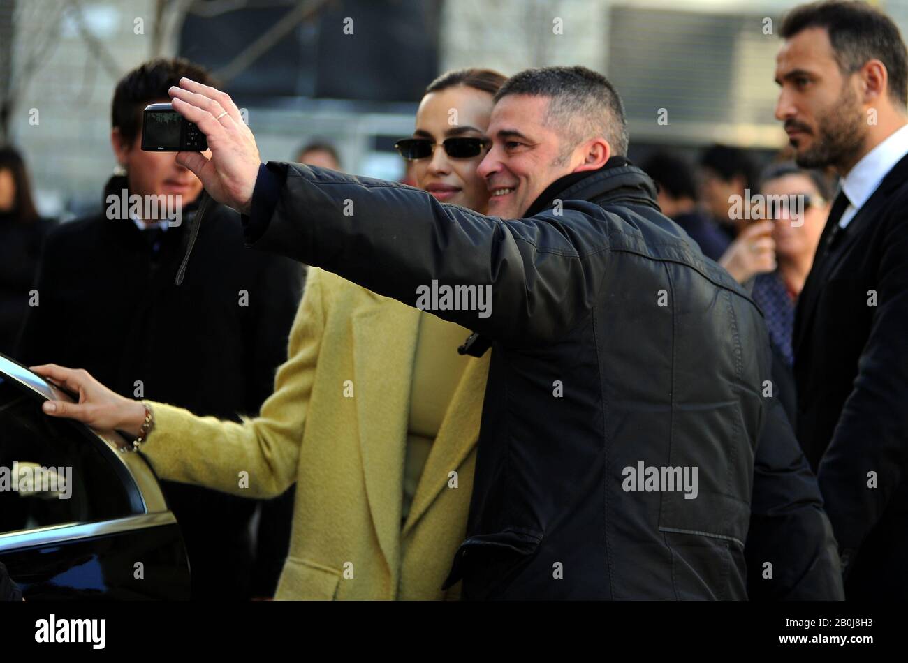 Milano, Italia. 20th Feb, 2020. Irina Shayk arriva per Furla evento Il top model IRINA SHAYK arriva al centro della manifestazione FURLA, in Piazza Beccaria Credit: Independent Photo Agency Srl/Alamy Live News Foto Stock