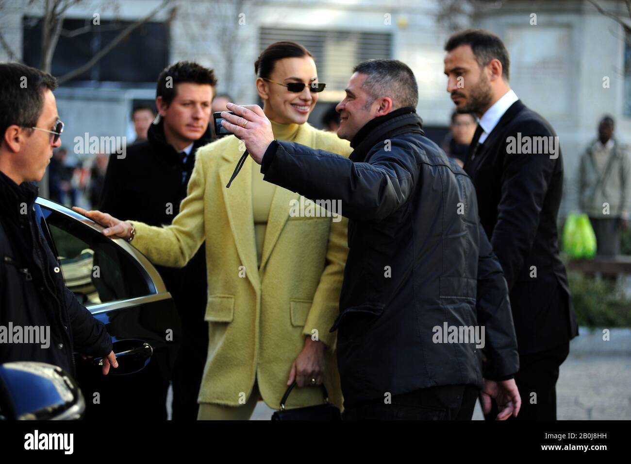 Milano, Italia. 20th Feb, 2020. Irina Shayk arriva per Furla evento Il top model IRINA SHAYK arriva al centro della manifestazione FURLA, in Piazza Beccaria Credit: Independent Photo Agency Srl/Alamy Live News Foto Stock