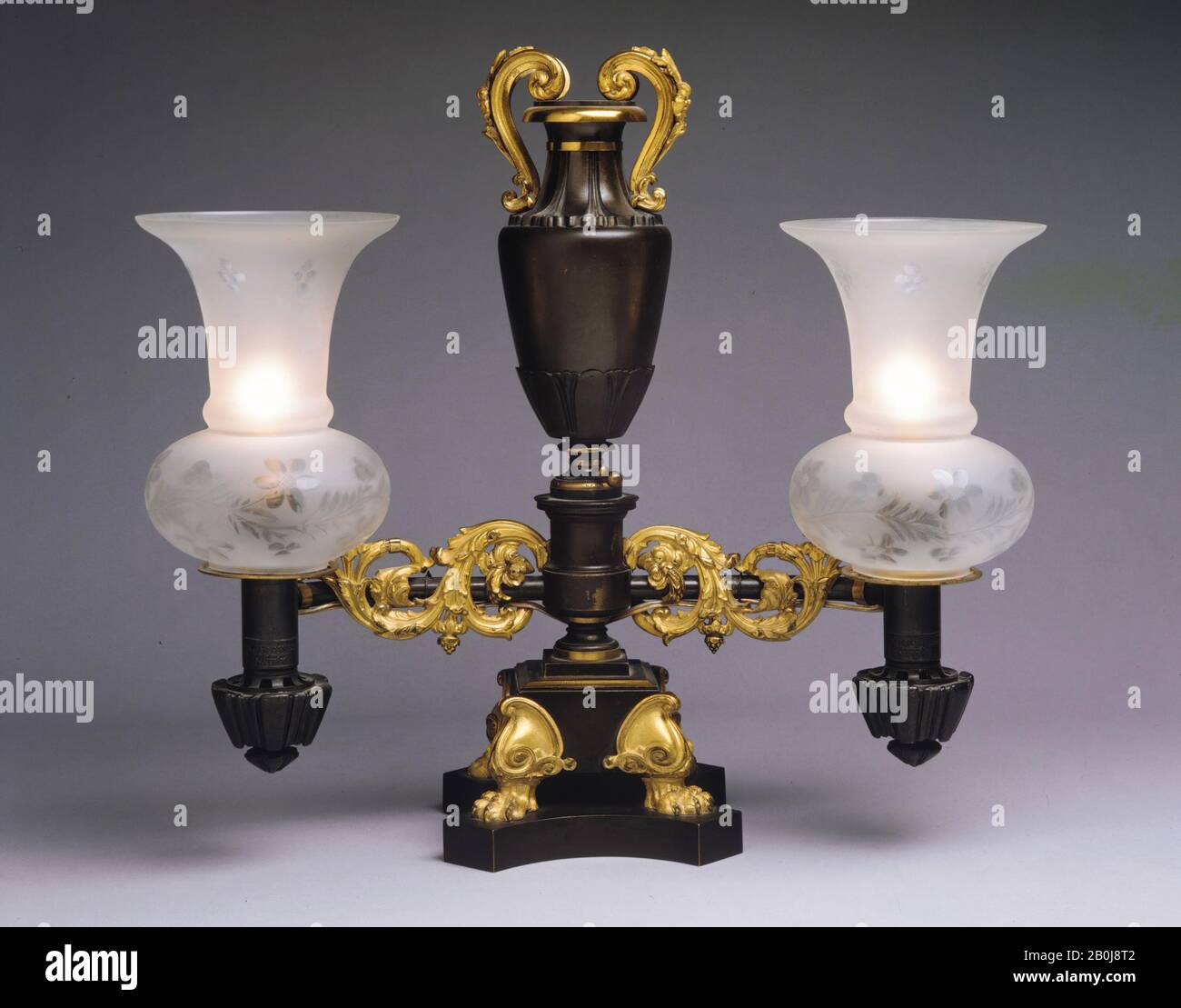 Attribuito a Messenger Company, Argand Lamp, Attribuito a Messenger Company, 1835–40, Fabbricato a Londra, Inghilterra, in bronzo Dorato, H. 17 1/2 in. (44,5 cm), Metallo Foto Stock