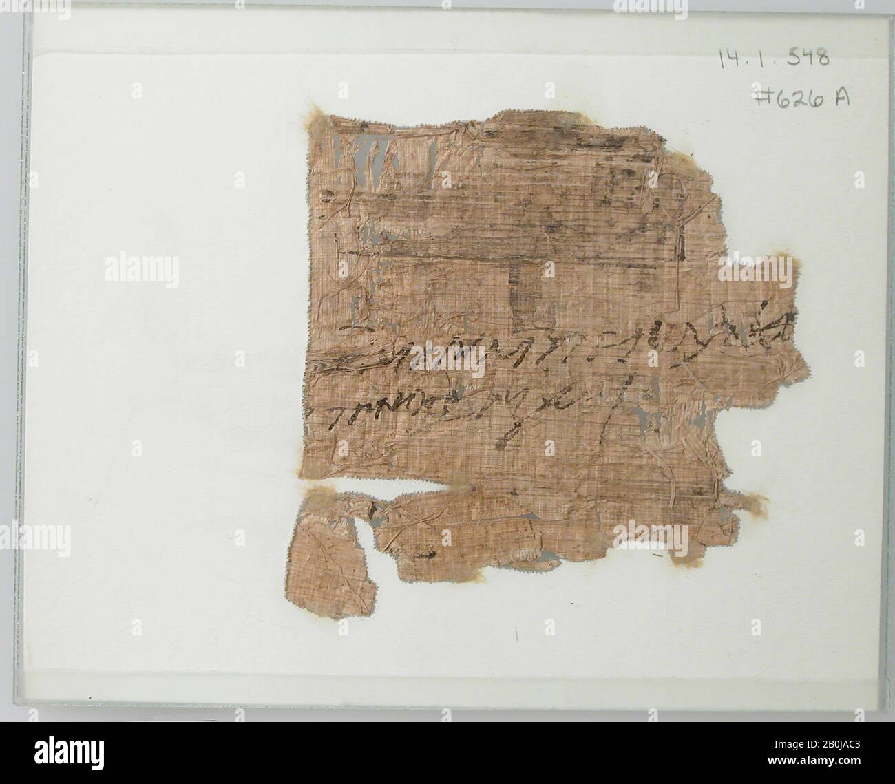 Frammento di papiro di una lettera, copta, ca. 600, Fabbricato a Tebe, Egitto bizantino, copto, papiro e inchiostro, Nel Complesso: 4 5/16 x 4 7/16 in. (10,9 x 11,3 cm), Con Cornice: 6 x 7 1/2 in. (15,2 x 19,1 cm), Papiro Foto Stock