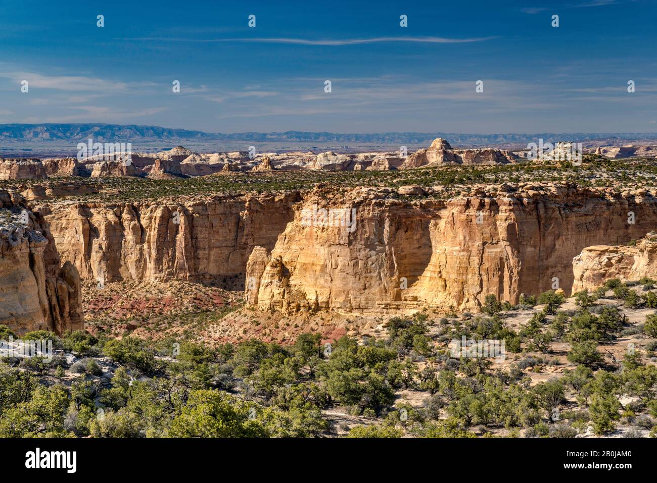 Canyon e mesoni in arenaria Navajo nell'area di Horseshoe Bend, punto panoramico di Ghost Rock sull'Interstate 70 Freeway, area di San Rafael Swell, Colorado Plateau, Utah, Stati Uniti Foto Stock
