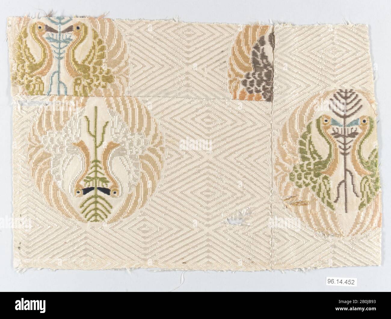 Pezzo, Giappone, Edo (1615–1868), Data 18th–19th secolo, Giappone, Seta, 7 1/4 x 11 pollici. (18,41 x 27,94 cm), tessuto tessile Foto Stock