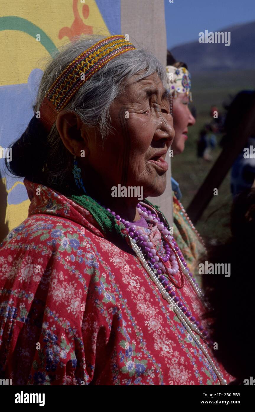 RUSSIA, REGIONE DEL MAGADAN, CHUKOTSKIY, CHAPLINO, FESTIVAL DEL CACCIATORE, RITRATTO DI DONNA TATUATA INUIT Foto Stock