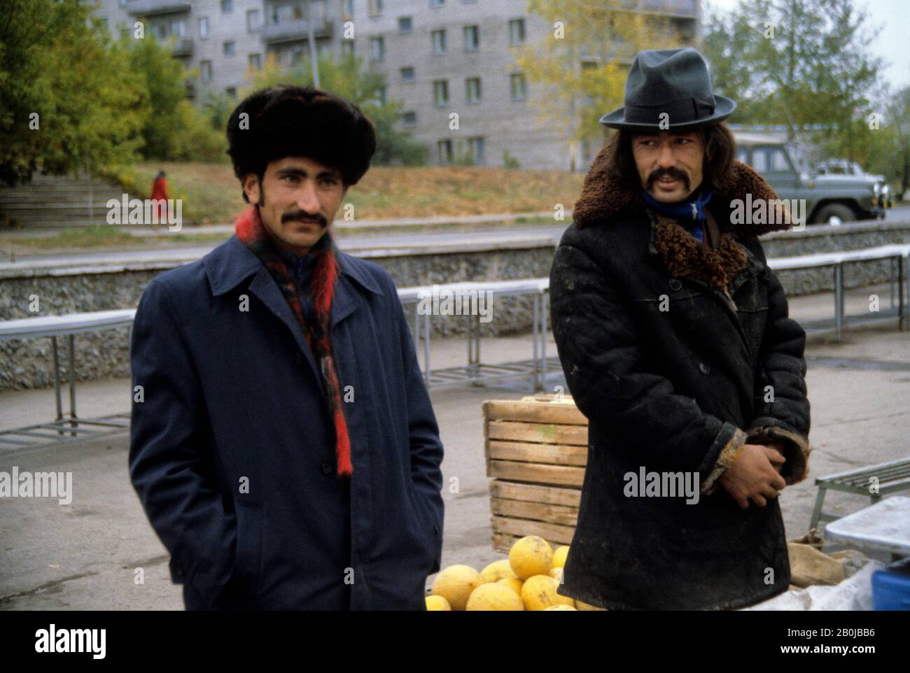 RUSSIA, SIBERIA, NOVOSIBIRS MERCATO ALL'APERTO, LA GENTE CHE VENDE I PRODOTTI Foto Stock