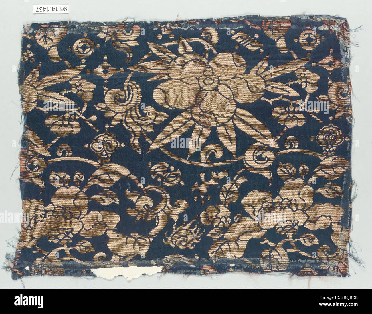 Pezzo, Giappone, 19th secolo, Giappone, seta, 6 3/4 x 9 1/2 in. (17,15 x 24,13 cm), tessuto tessile Foto Stock