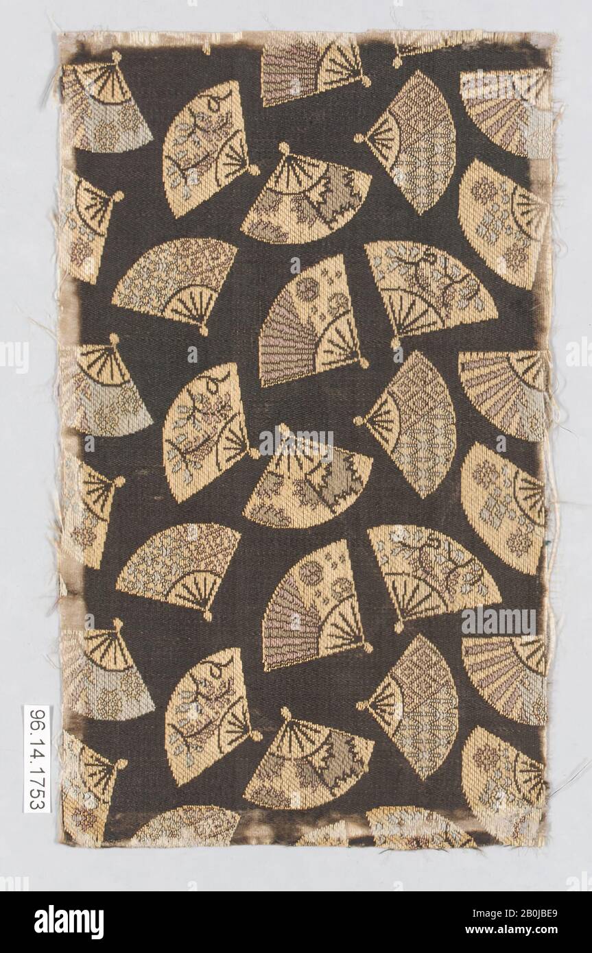 Pezzo, Giappone, 19th secolo, Giappone, seta, 4 1/4 x 7 pollici. (10,80 x 17,78 cm), tessuto tessile Foto Stock