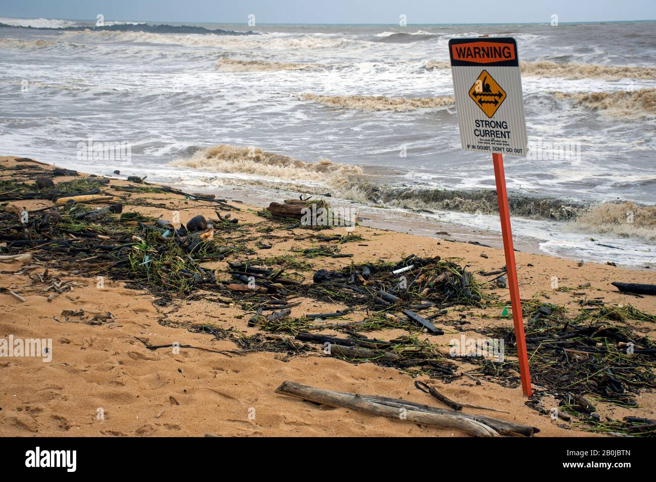 Derive i rifiuti da una tempesta di inondazione flash su Kealia Beach, Kauai, Hawaii, Stati Uniti Foto Stock