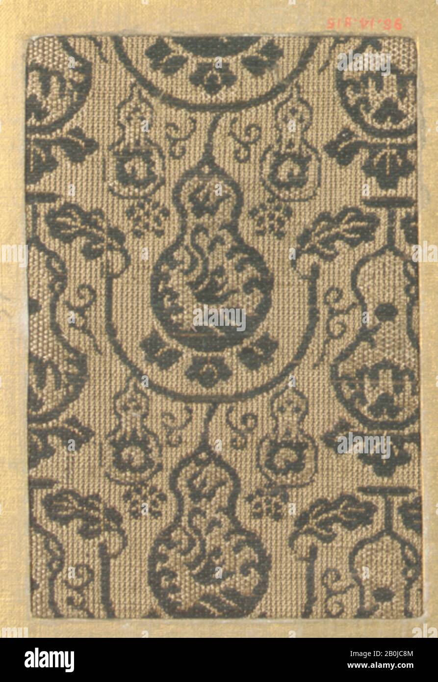 Pezzo, Giappone, 18th–19th secolo, Giappone, seta, 4 3/4 x 3 1/4 poll. (12,07 x 8,26 cm), tessuto tessile Foto Stock