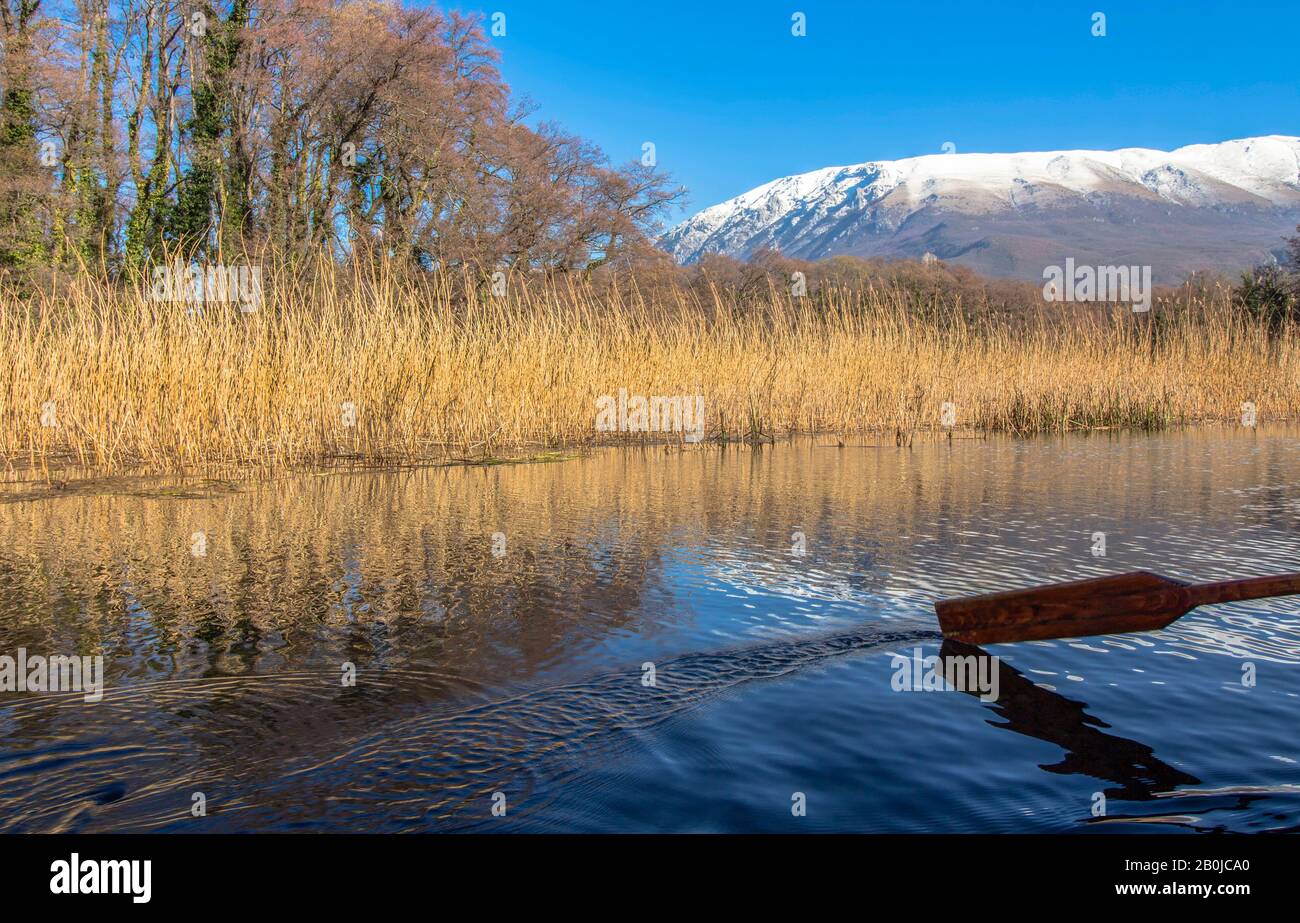 I colori incredibili delle sorgenti che fluiscono nel Lago di Ohrid. Foto Stock