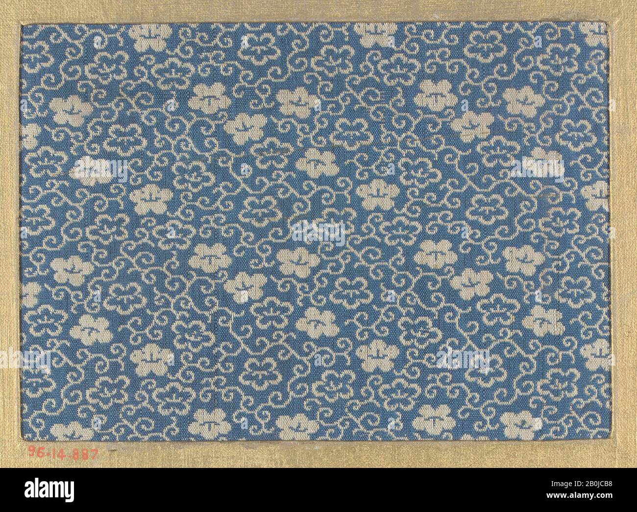 Pezzo, Giappone, 18th–19th secolo, Giappone, seta, 4 x 5 1/2 in. (10,16 x 13,97 cm), tessuto tessile Foto Stock