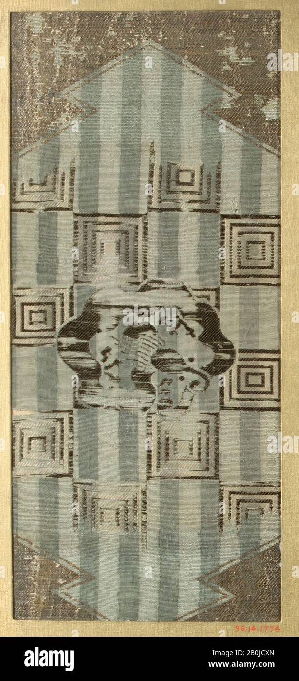 Pezzo, Giappone, 18th–19th secolo, Giappone, seta, 10 1/2 x 4 3/4 poll. (26,67 x 12,07 cm), tessuto tessile Foto Stock