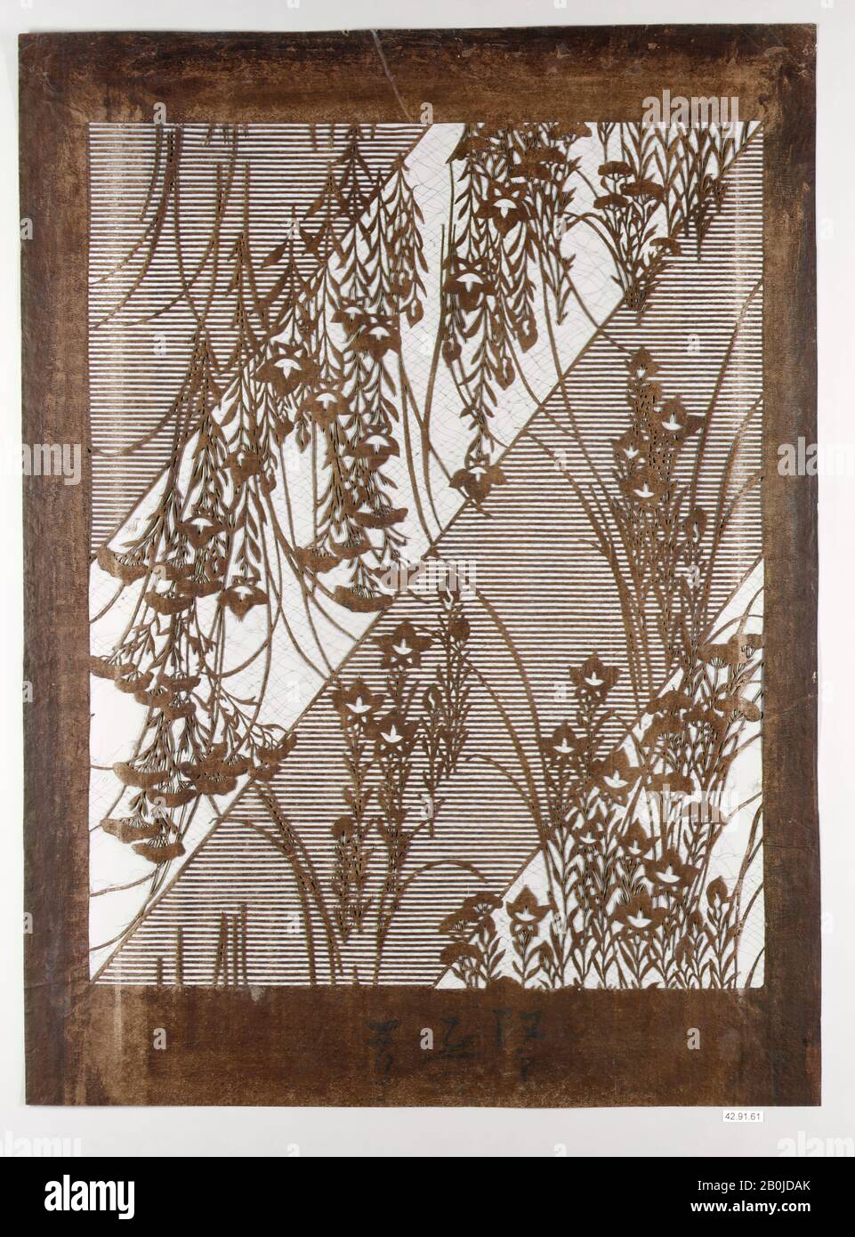 Stencil, Giappone, 19th secolo, Giappone, carta, seta, 22 7/8 x 16 3/4 poll. (58,1 x 42,5 cm), matite Foto Stock Stencil, Giappone, 19th secolo, Giappone, carta, seta, 22 7/8 x 16 3/4 poll. (58,1 x 42,5 cm), matite Foto Stock