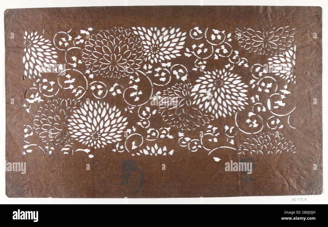 Stencil con Chrysanthemums, Giappone, 19th secolo, Giappone, carta, 9 1/2 x 16 in. (24,1 x 40,6 cm), matite Foto Stock