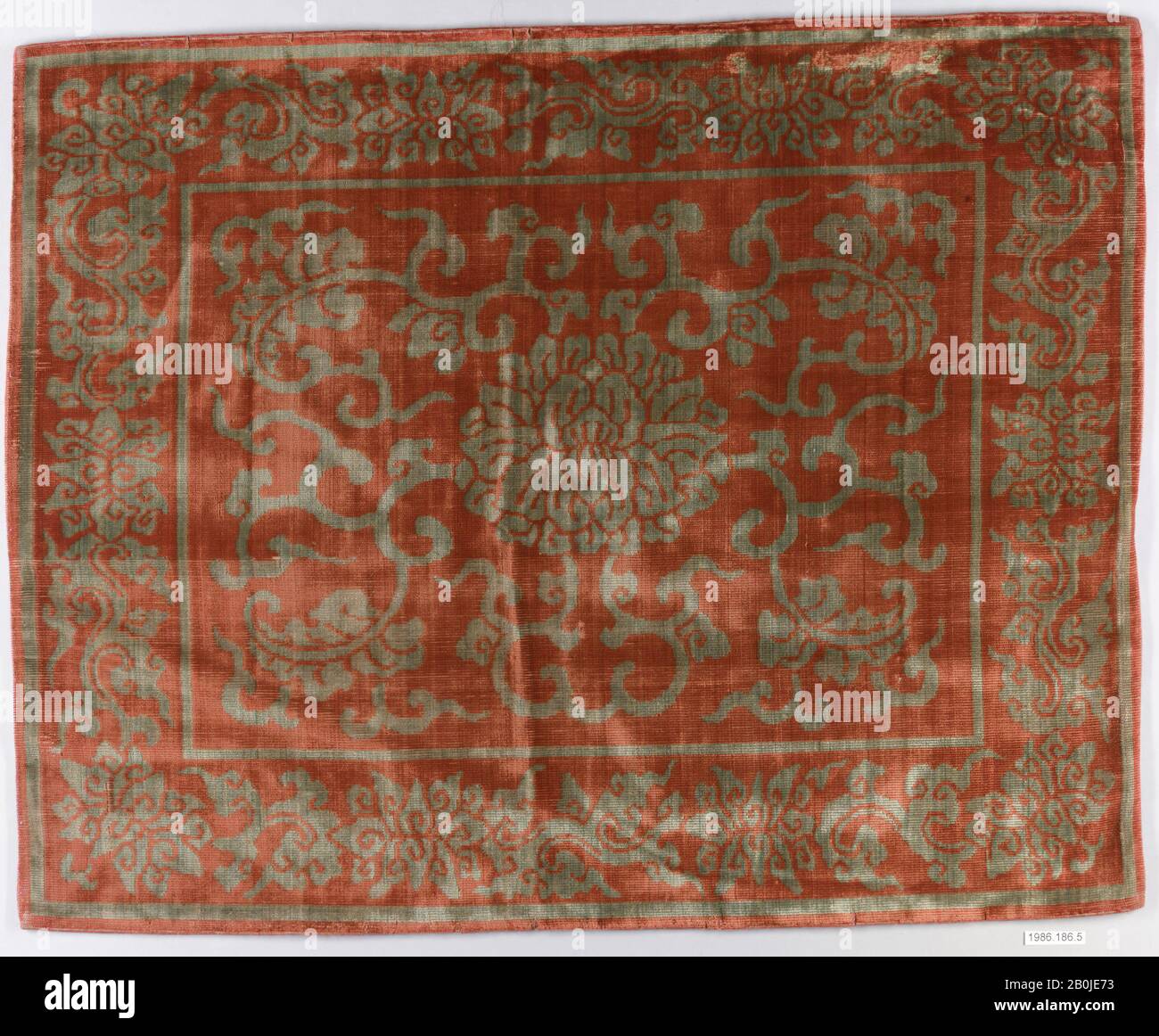 Cuscino del sedile, Cina, dinastia Qing (1644–1911), Cultura: Cina, 19 3/4 x 20 pollici. (50,17 x 50,80 cm), Textiles-Velvets Foto Stock