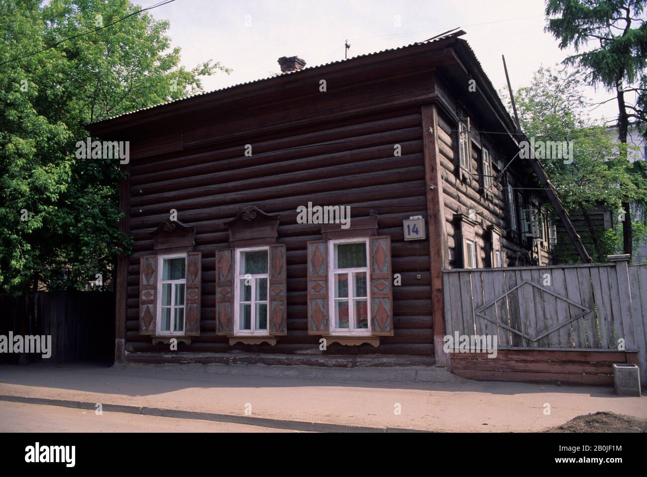 RUSSIA, SIBERIA, IRKUTSK, VECCHIA CASA DI LEGNO Foto Stock
