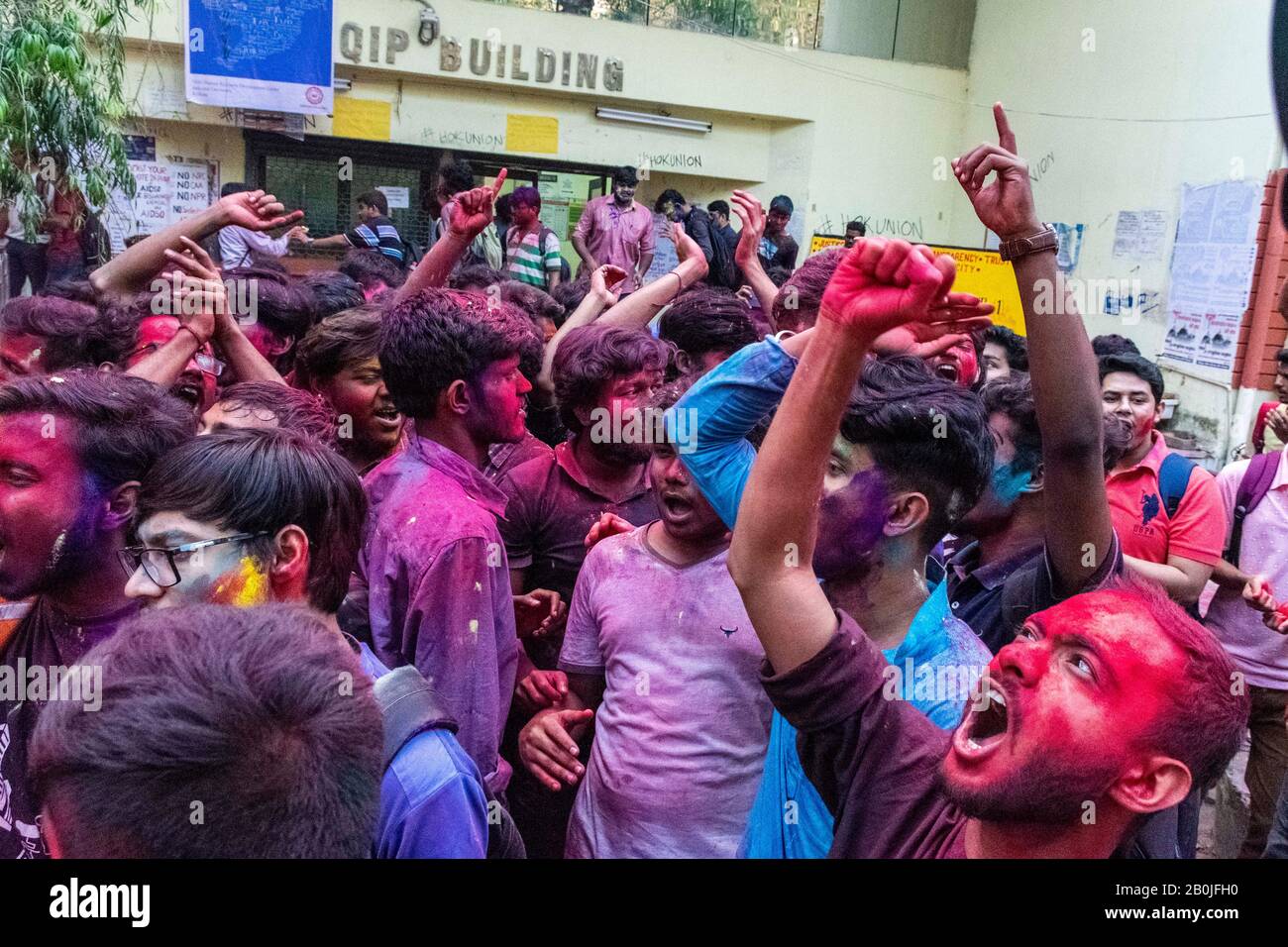 L'Unione Degli Allievi di DSF celebra la loro vittoria dopo l'elezione di Jadavpur.Il conteggio di voto per l'elezione dell'Unione degli studenti è stato completato nell'università di Jadavpur, Bengala occidentale. Nel reparto tecnico, tutti i posti sono stati insaccati da DSF (Democratic Students Front). Nel reparto di scienza WTI (noi l'indipendente) vince e SFI (Federazione Degli Studenti dell'India) vince nel reparto di arti. Foto Stock