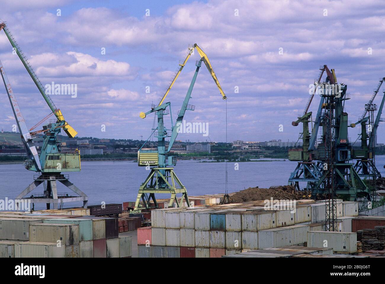 RUSSIA, SIBERIA, KRASNOYARSK, CONTAINER PORTO SUL FIUME YENISEY Foto Stock