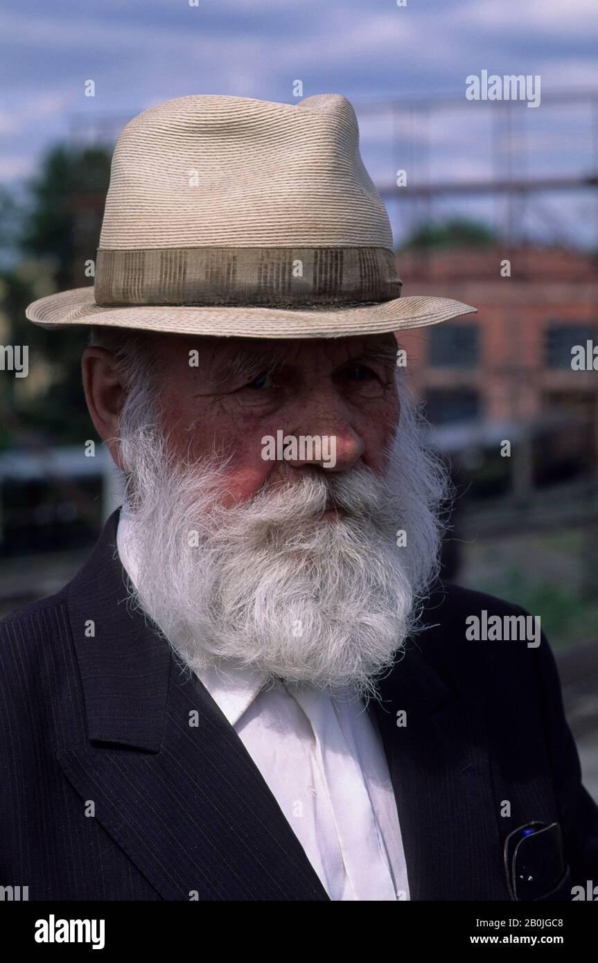 RUSSIA, SIBERIA, STAZIONE FERROVIARIA DI KRASNOYARSK, RITRATTO DI UOMO CON BARBA Foto Stock