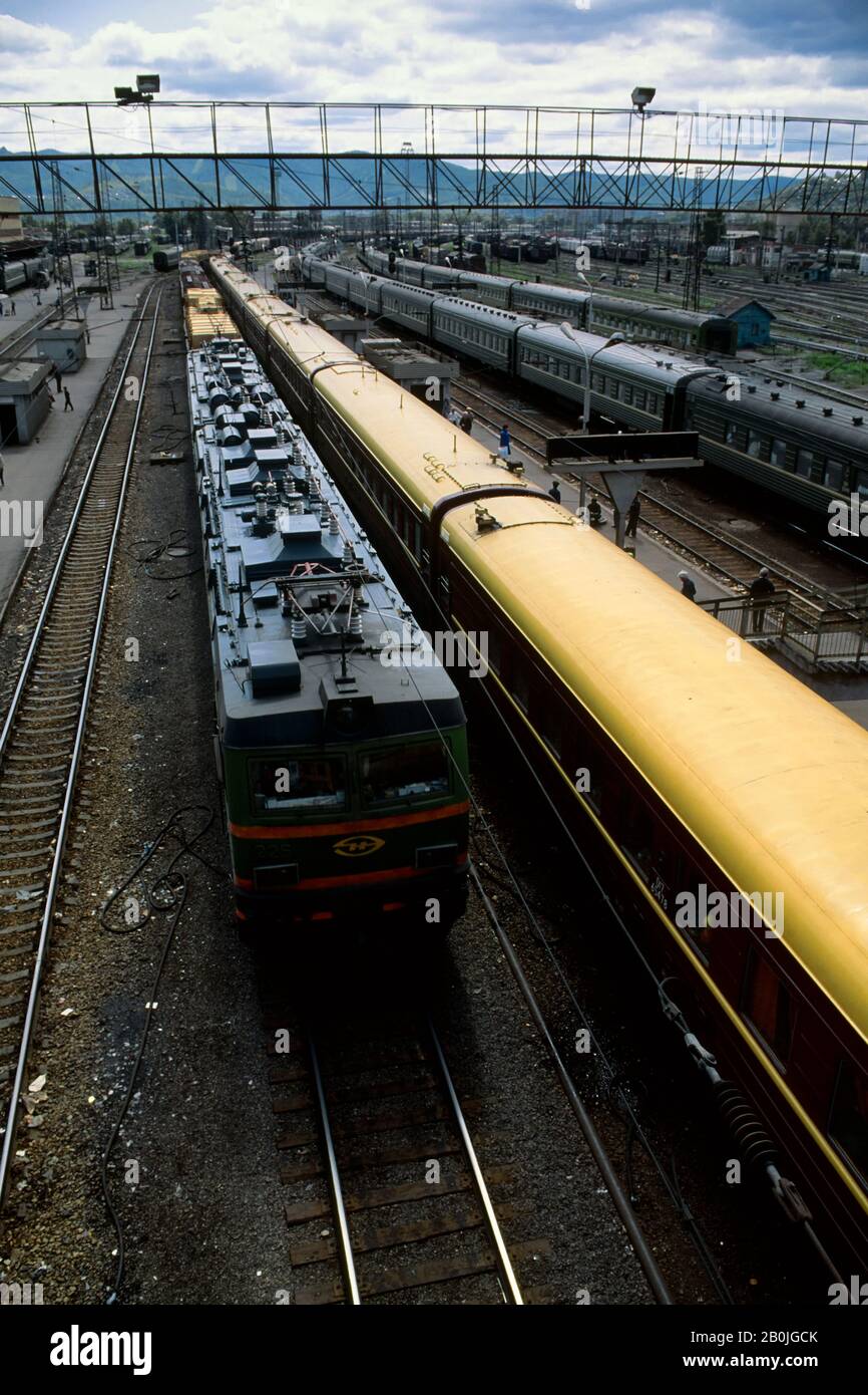 RUSSIA, SIBERIA, STAZIONE FERROVIARIA DI KRASNOYARSK Foto Stock