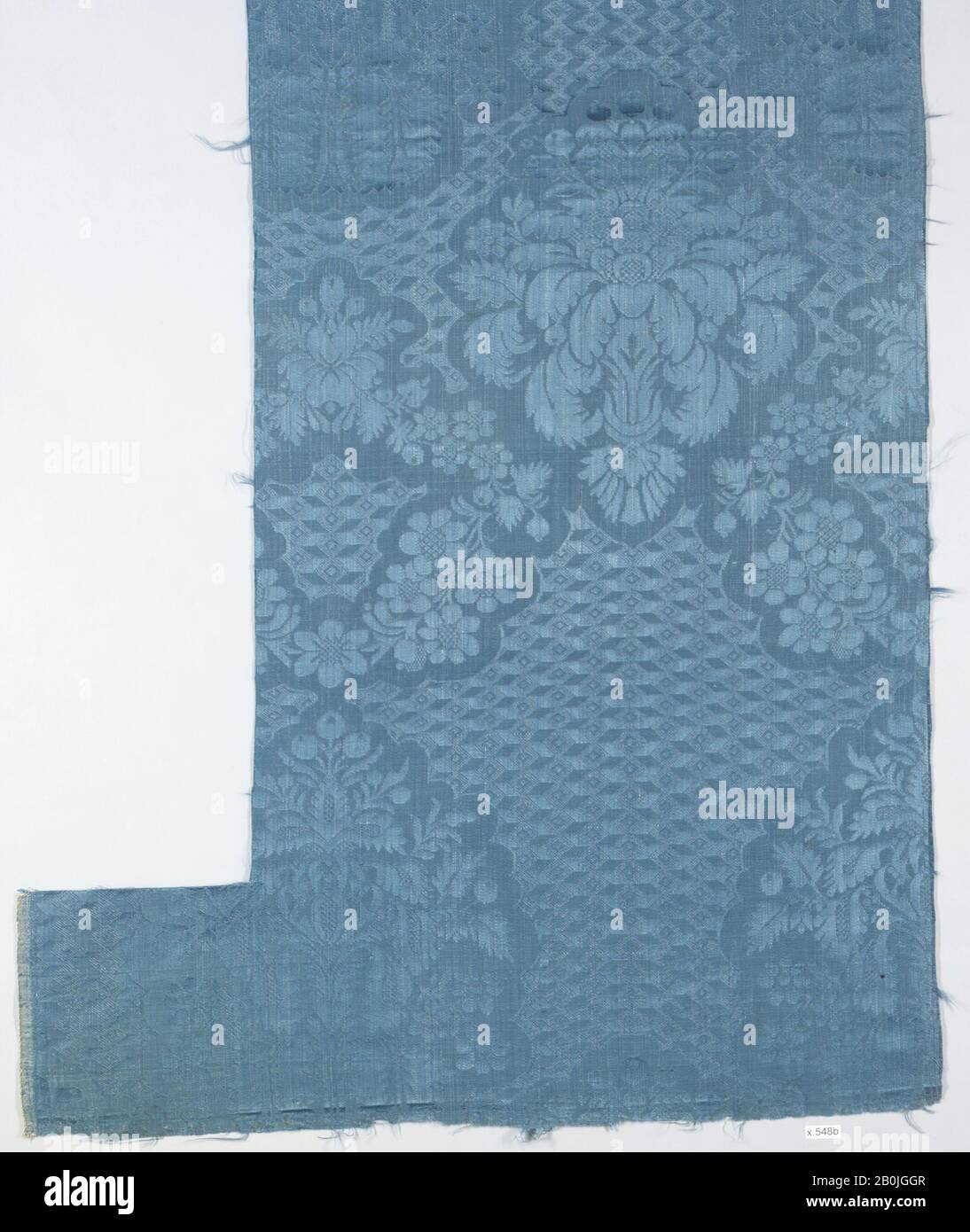 Pezzo, Francese, 18th secolo, Francese, Seta, 36 1/2 x 17 pollici (92,7 x 43,2 cm), Tessuto tessile Foto Stock