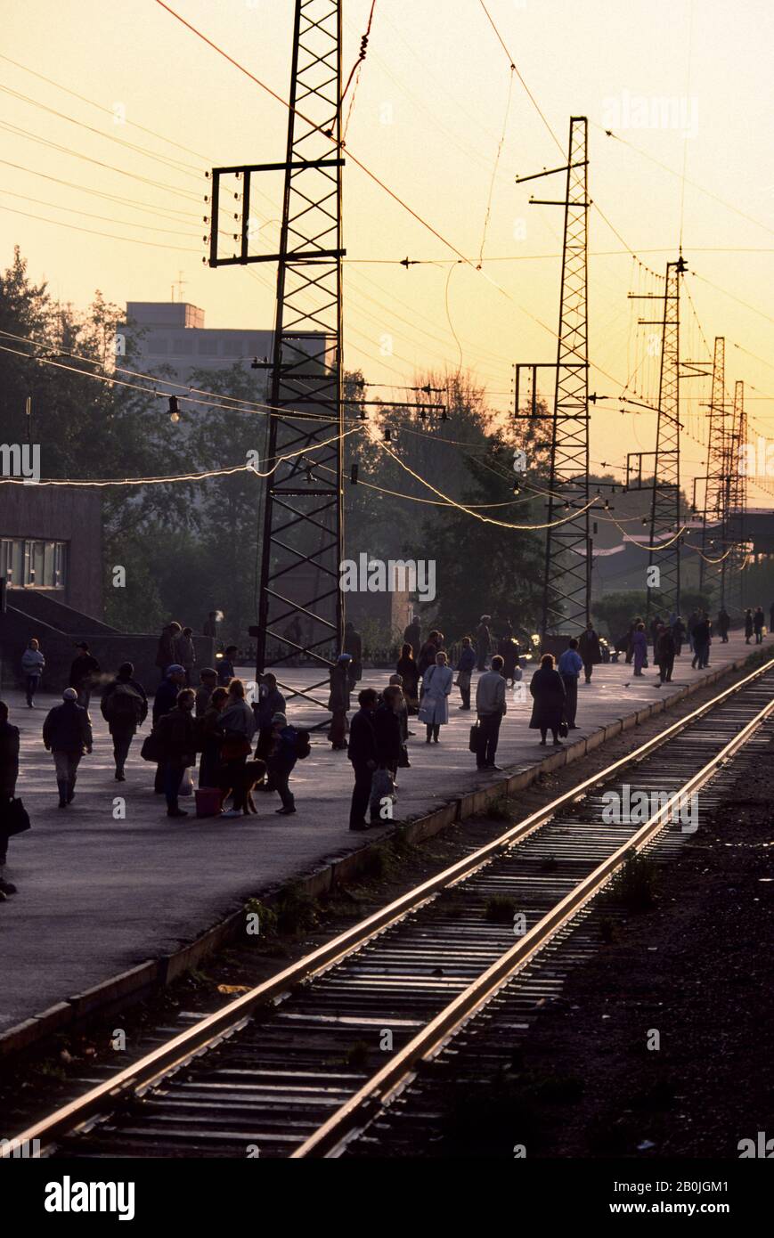 RUSSIA, SIBERIA, NOVOSIBIRSK, STAZIONE FERROVIARIA NEL SOBBORGO, PERSONE IN ATTESA DEL TRENO PER PENDOLARI Foto Stock