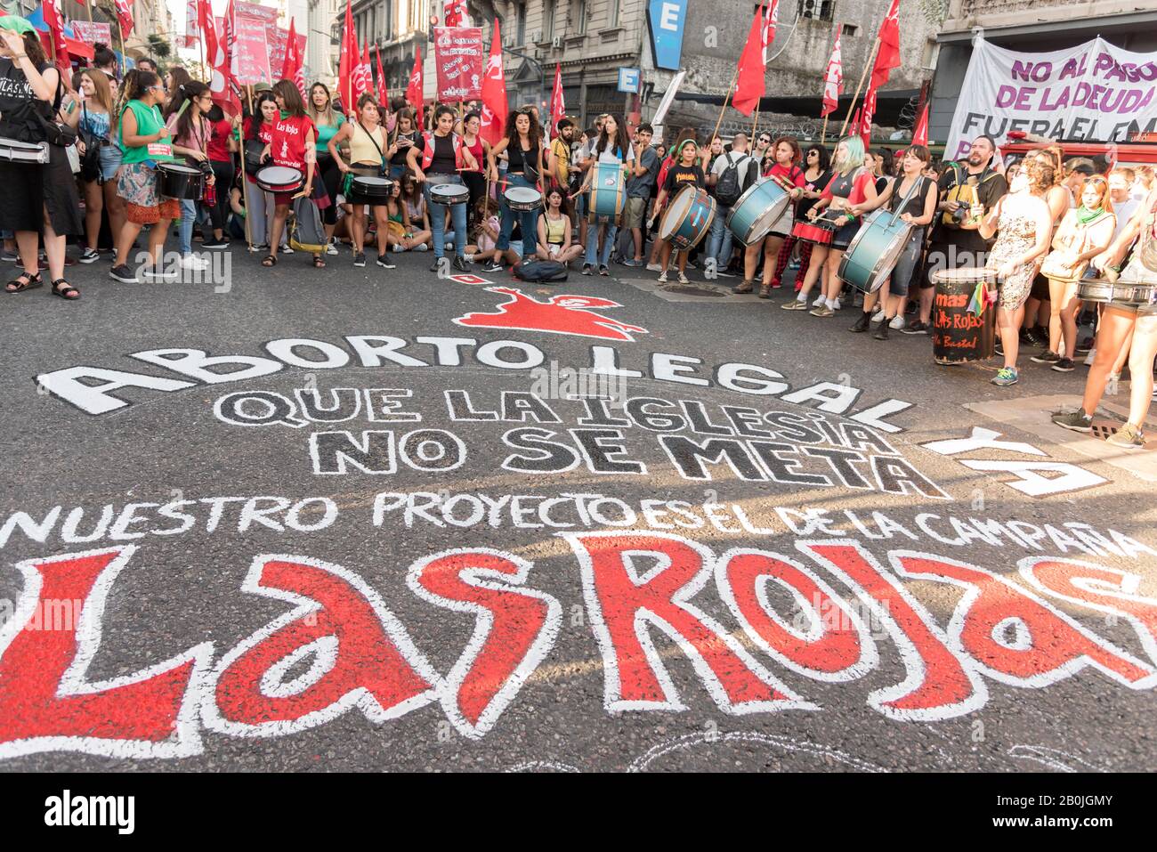 Buenos Aires / Argentina; 19 febbraio 2020: Poster appena dipinto sul campo: Aborto legale ora, che la Chiesa non entra in esso Foto Stock