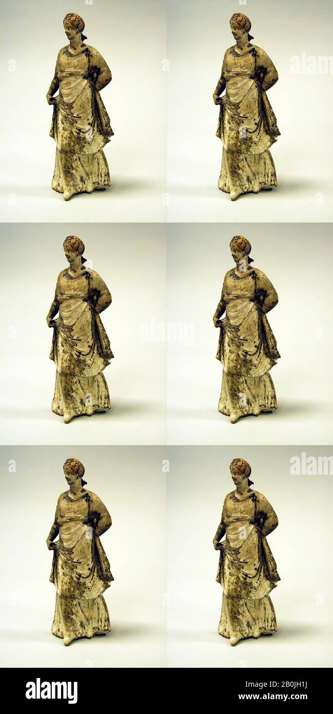 Statuetta di una donna, greca, ellenistica, Data 3rd secolo a.C., greca, terracotta, H. 9 13/16 in. (25 cm), Terracottas Foto Stock