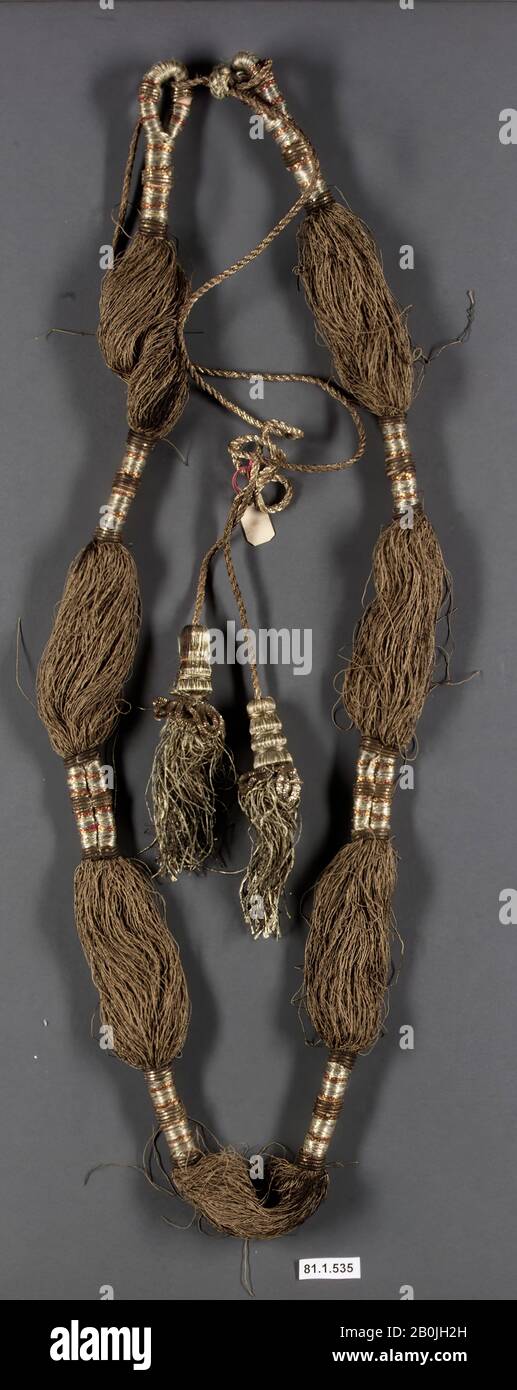 Fascia, 19th secolo, Possibilmente fatta in Arabia Saudita, seta, filo metallico; avvolto e intrecciato, L. 32 in. (81,28 cm), Textiles-Costumi Foto Stock