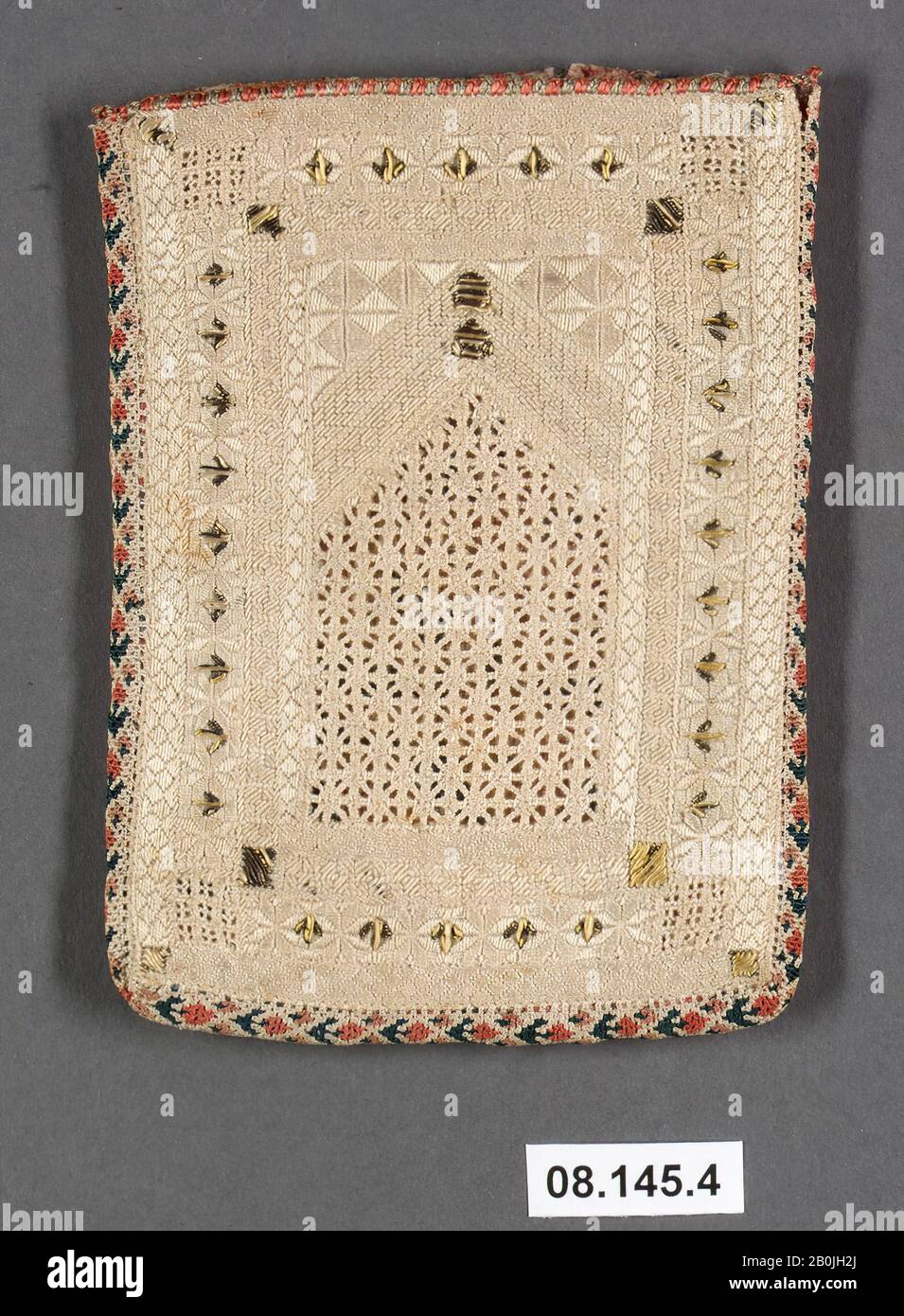 Sacco, 18th secolo, Attribuito all'Iran, lino, seta, e filo di metallo, 4,13 pollici di altezza 3.00 in. Largo (10,5 cm di altezza 7,6 cm di larghezza), Textiles Foto Stock
