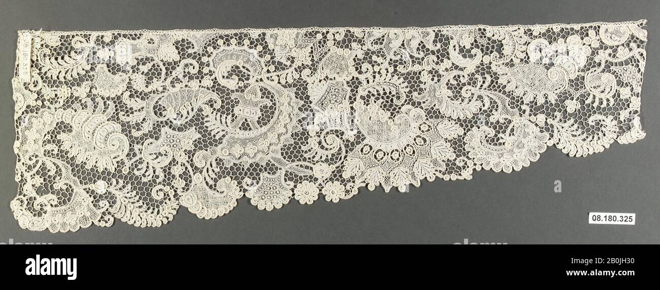 Fragment, French, 18th Century, French, Needle Lace, L. 15 x W. 4 3/4 pollici (38,1 x 12,1 cm), Textiles-Laces Foto Stock