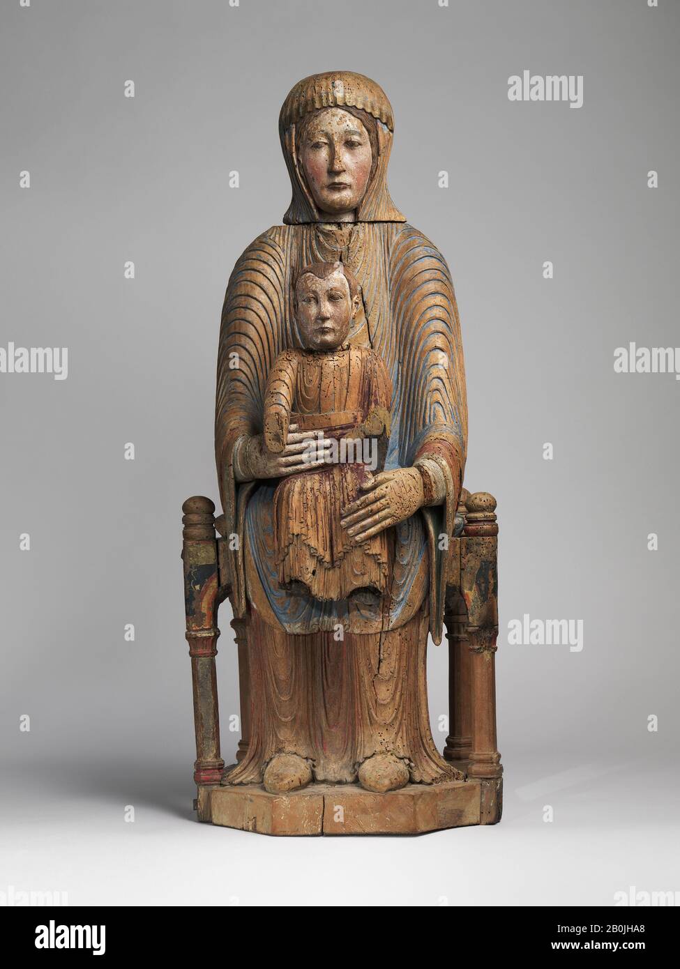 Vergine e Bambino in Maestà, Francese, ca. 1175–1200, Prodotto in Alvernia, Francia, francese, noce con vernice, rilievo di stagno su un terreno bianco di piombo, e lino, Complessivo: 31 5/16 x 12 1/2 x 11 1/2 in. (79,5 x 31,7 x 29,2 cm), scultura-legno Foto Stock