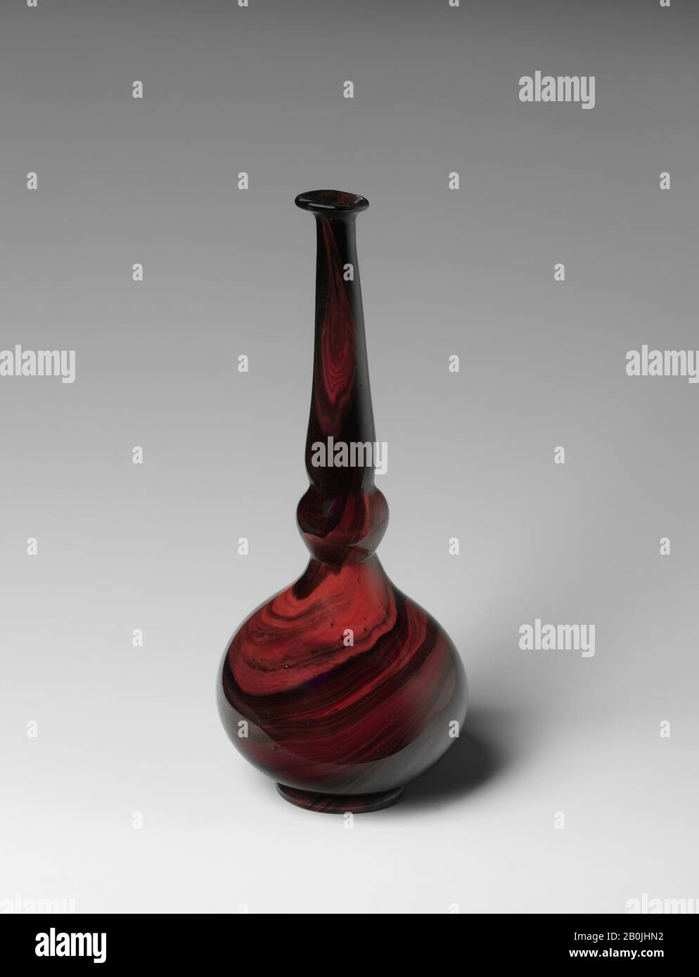 Bottiglia Con motivo Marmorizzato, Bottiglia, probabilmente 18th-19th secolo, Attribuita a Iran o Turchia, vetro, opaco e traslucido rosso; soffiato, piegato piede, H. 7 3/16 in. (18,2 cm), diam. Max. 2 13/16in. (7,2 cm), vetro Foto Stock