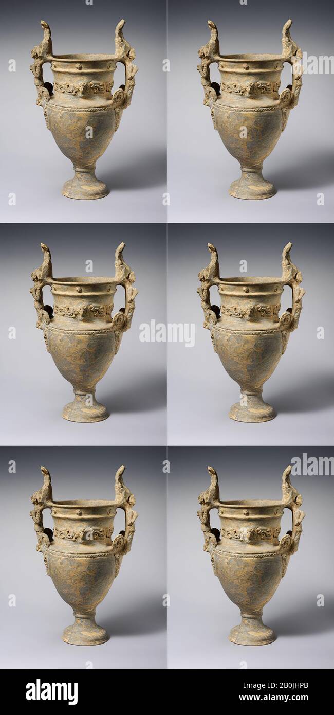 Attribuito al Gruppo Bolsena, Terracotta volute-krater (ciotola per la miscelazione di vino e acqua), etrusco, ellenistico, Data ca. 250 a.C., etrusca, terracotta; ceramica Argentata Volsiniana, H. 16 3/4 in. (42,5 cm); diametro del corpo 7 1/8 in. (18,1 cm), Vasi Foto Stock