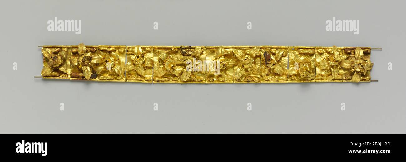 Diadem d'oro composto da dodici placche, etrusche, 5th-4th secolo a.C., etrusche, oro, Complessivo: 1 3/8 x 15/16 pollici. (3,5 x 2,4 cm), oro e argento Foto Stock