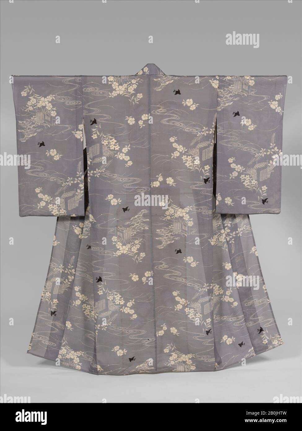 Estate Kimono con disegno di amanti, Onde, Bellflowers cinesi, Pinks, Pines, Carrozze, e recinzioni, Giappone, fine Taishō (1912–1926) ai primi Shōwa (1926–1989) periodo, Data primo quarto del 20th secolo, Giappone, Seta garza; pasta-resist tintura, Totale: 61 1/2 × 52 in. (156,2 × 132,1 cm), Textiles-Costumi Foto Stock