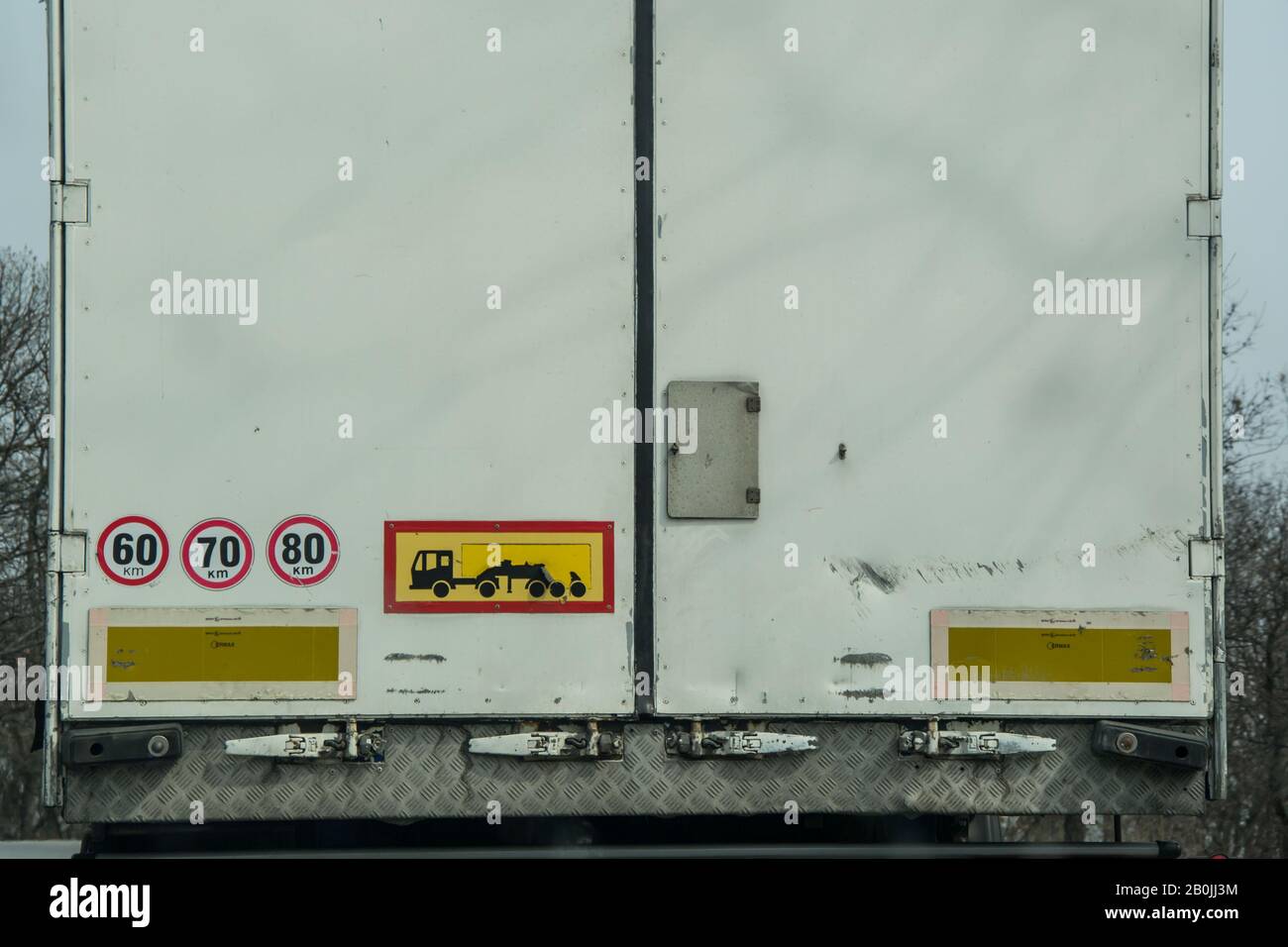 Segnali di velocità e distanza sul retro di un camion su una strada, camion  grande, concetto di trasporto Foto stock - Alamy