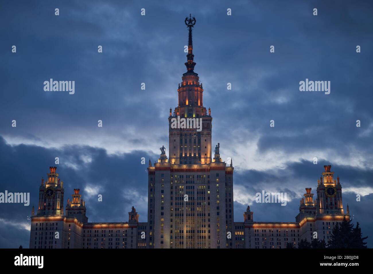 Le luci sono accese nelle finestre dell'Università di Stato di Mosca al tramonto Foto Stock