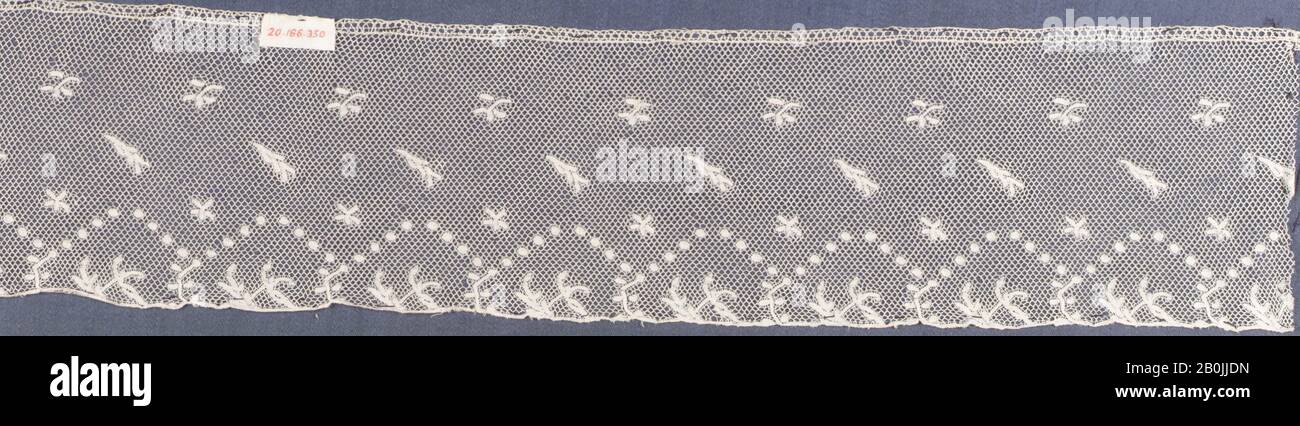 Bordatura, francese o fiammingo, inizio 19th secolo, francese o fiammingo, merletto A Bobina, L. 14 x W. 3 pollici (35,6 x 7,6 cm), Textiles-Laces Foto Stock