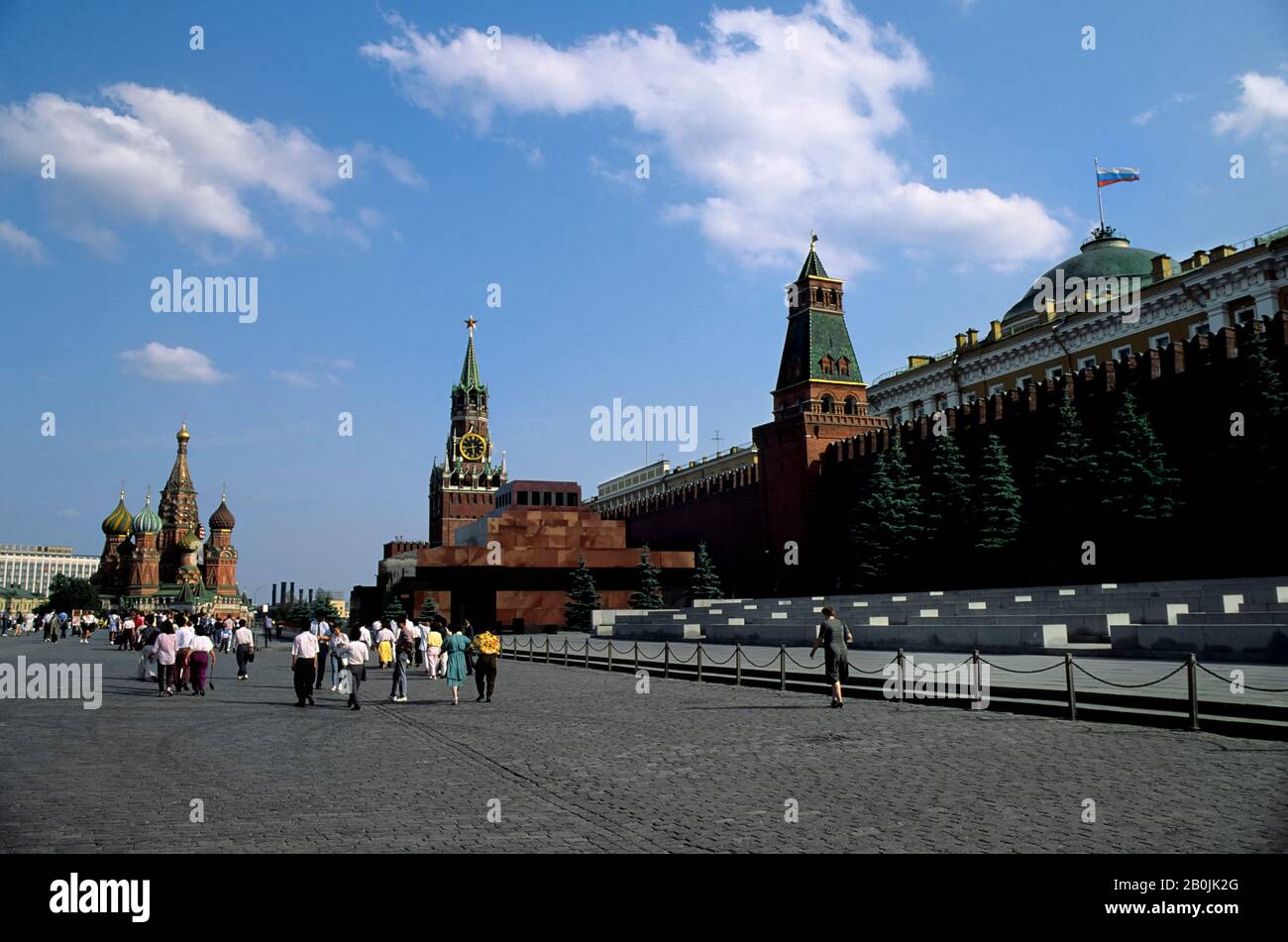 RUSSIA, MOSCA, PIAZZA ROSSA CON CREMLINO E ST. CATTEDRALE DI BASILICO Foto Stock