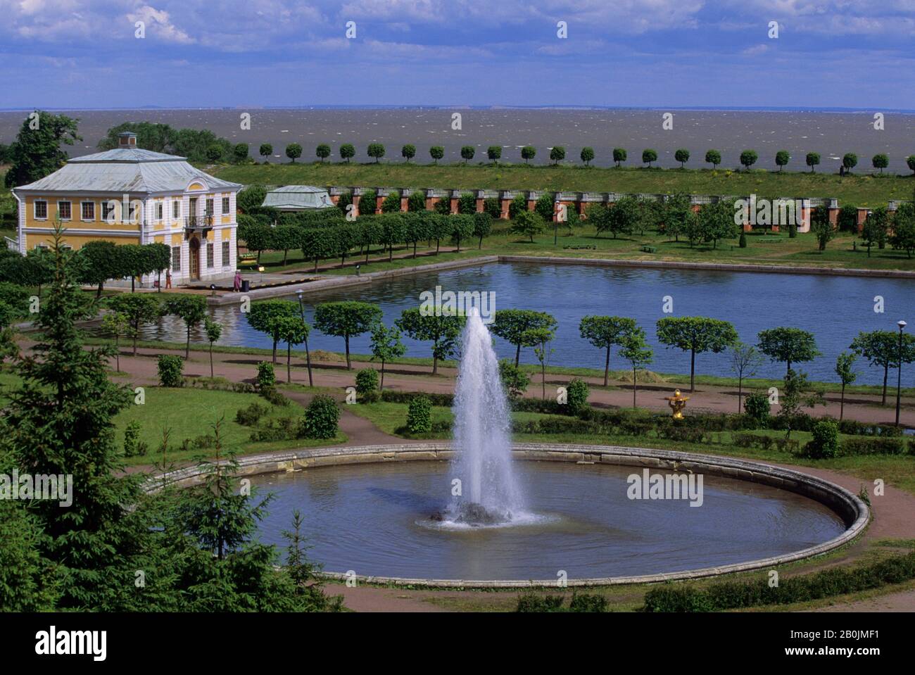 RUSSIA, VICINO A ST. PIETROBURGO PETRODVORETS, VISTA DEL MARLY PALACE, GOLFO DI FINLANDIA Foto Stock
