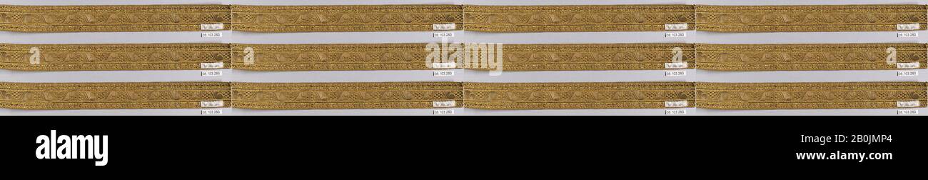 Gallone, Sconosciuto, 17th–18th secolo, Sconosciuto, filo di seta e metallo, 12 1/2 x 1 3/8 pollici, 31.8 x 3.5 cm, Textiles-Trimetings Foto Stock