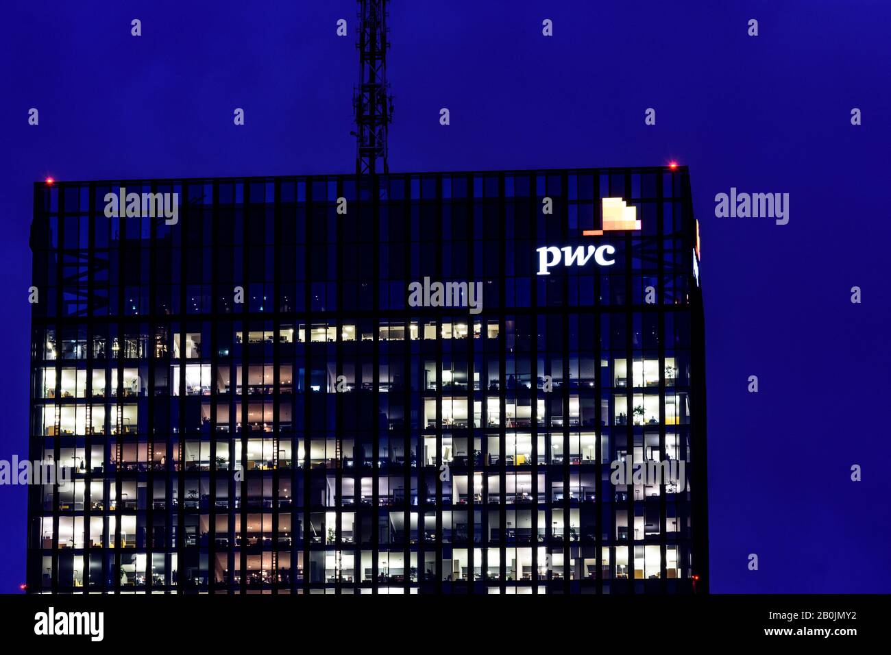 Vienna, Vienna: DC Tower 1, top, logo pwc in 22. Donaustadt, Wien, Austria Foto Stock