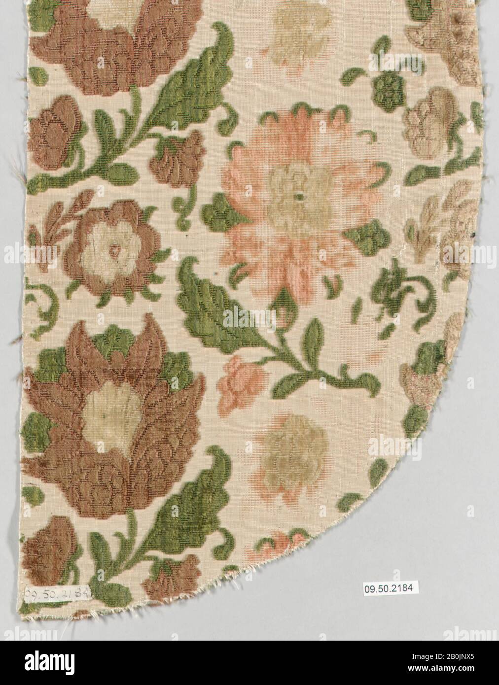 Piece, Italian, 16th–17th Century, Italian, Silk, L. 8 1/2 x W. 15 3/8 pollici (21,6 x 39,1 cm), Textiles-Velvets Foto Stock