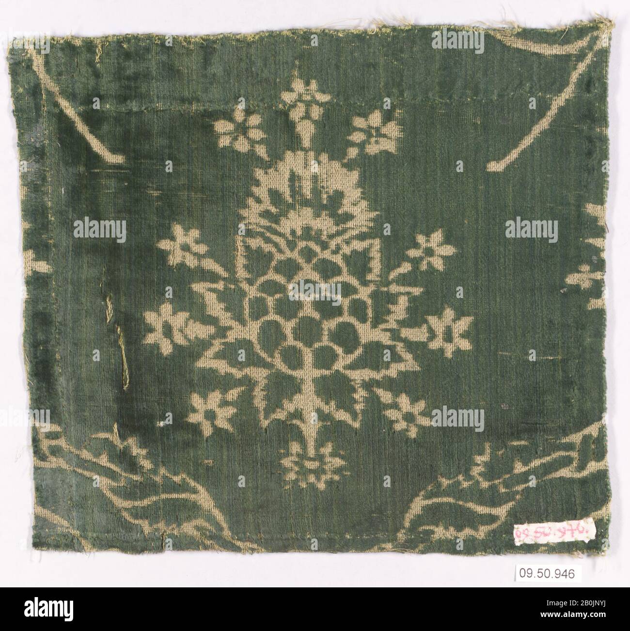 Pezzo, Italiano, 15th secolo, Italiano, L. 7 1/4 x W. 8 1/4 pollici (18,4 x 21,0 cm), Textiles-Velvets Foto Stock