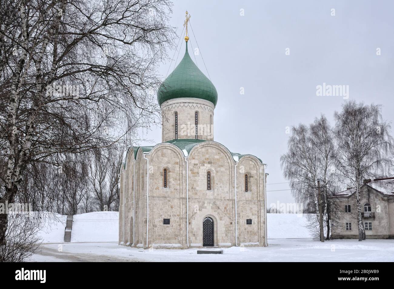 Cattedrale della Trasfigurazione incorniciata da alberi di uccello in inverno. Pereslavl-Zalessky, Russia Foto Stock