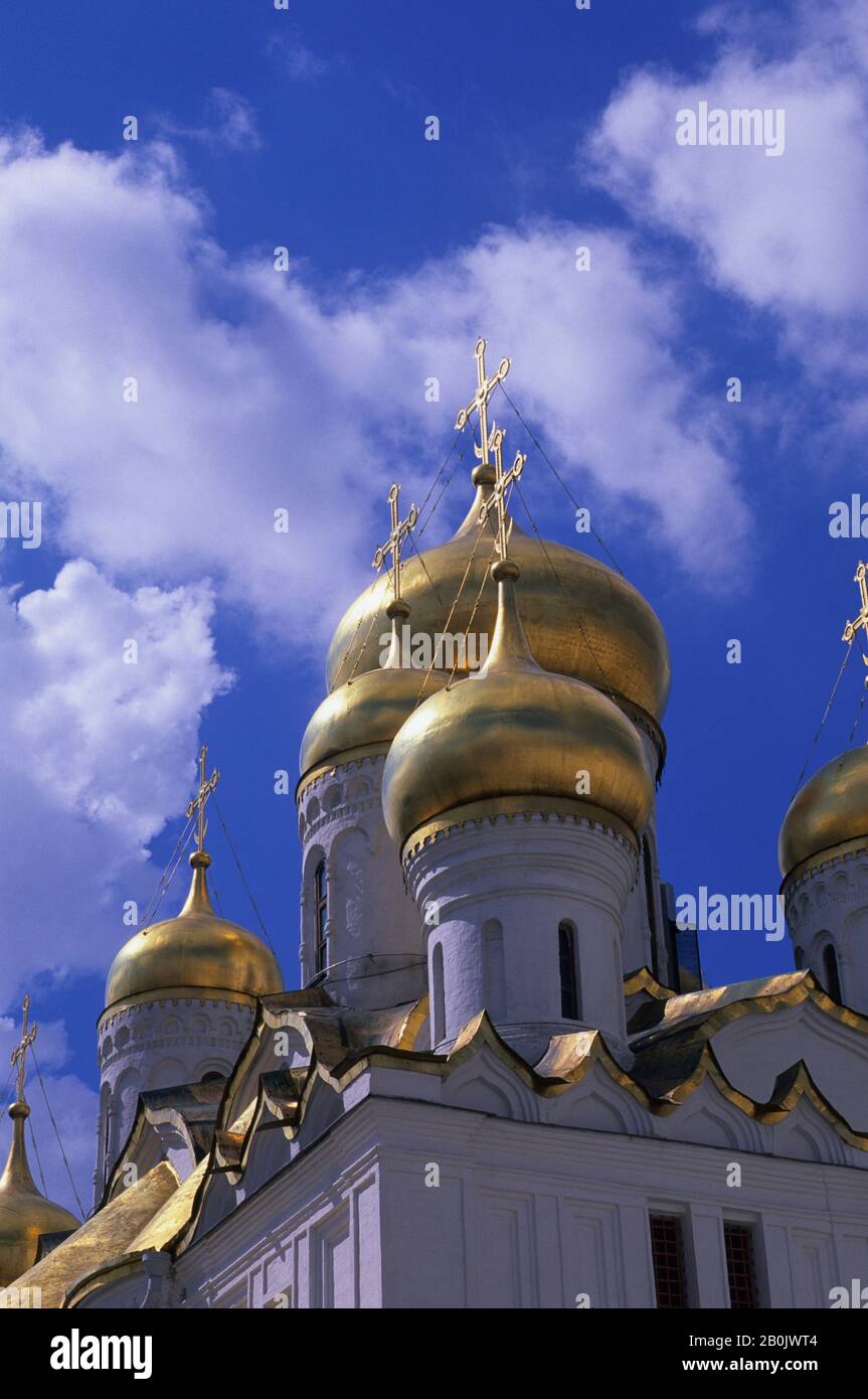 RUSSIA, MOSCA, AL CREMLINO, CATTEDRALE DELL'ANNUNCIAZIONE, CUPOLE D'ORO Foto Stock