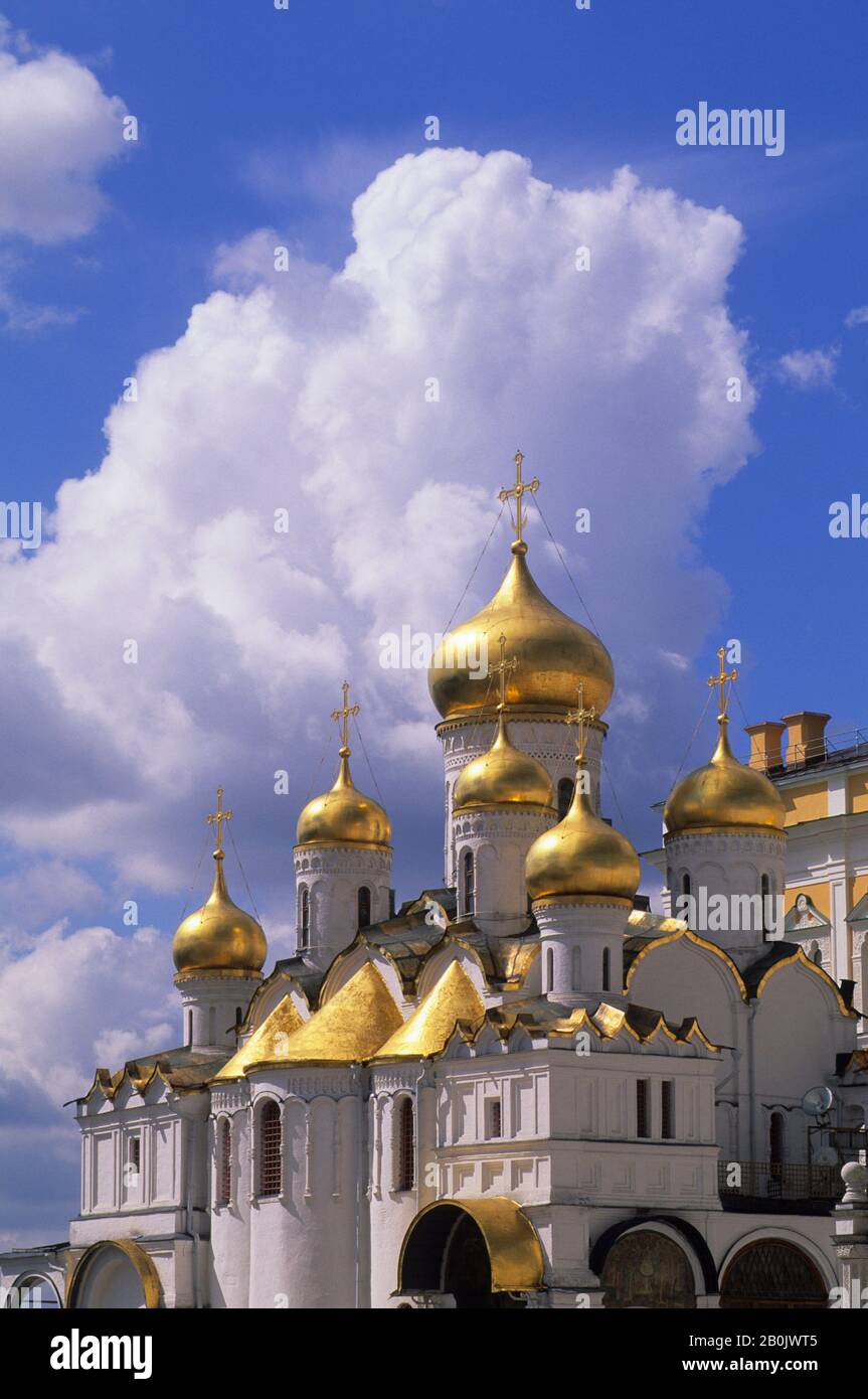 RUSSIA, MOSCA, AL CREMLINO, CATTEDRALE DELL'ANNUNCIAZIONE, CUPOLE D'ORO Foto Stock