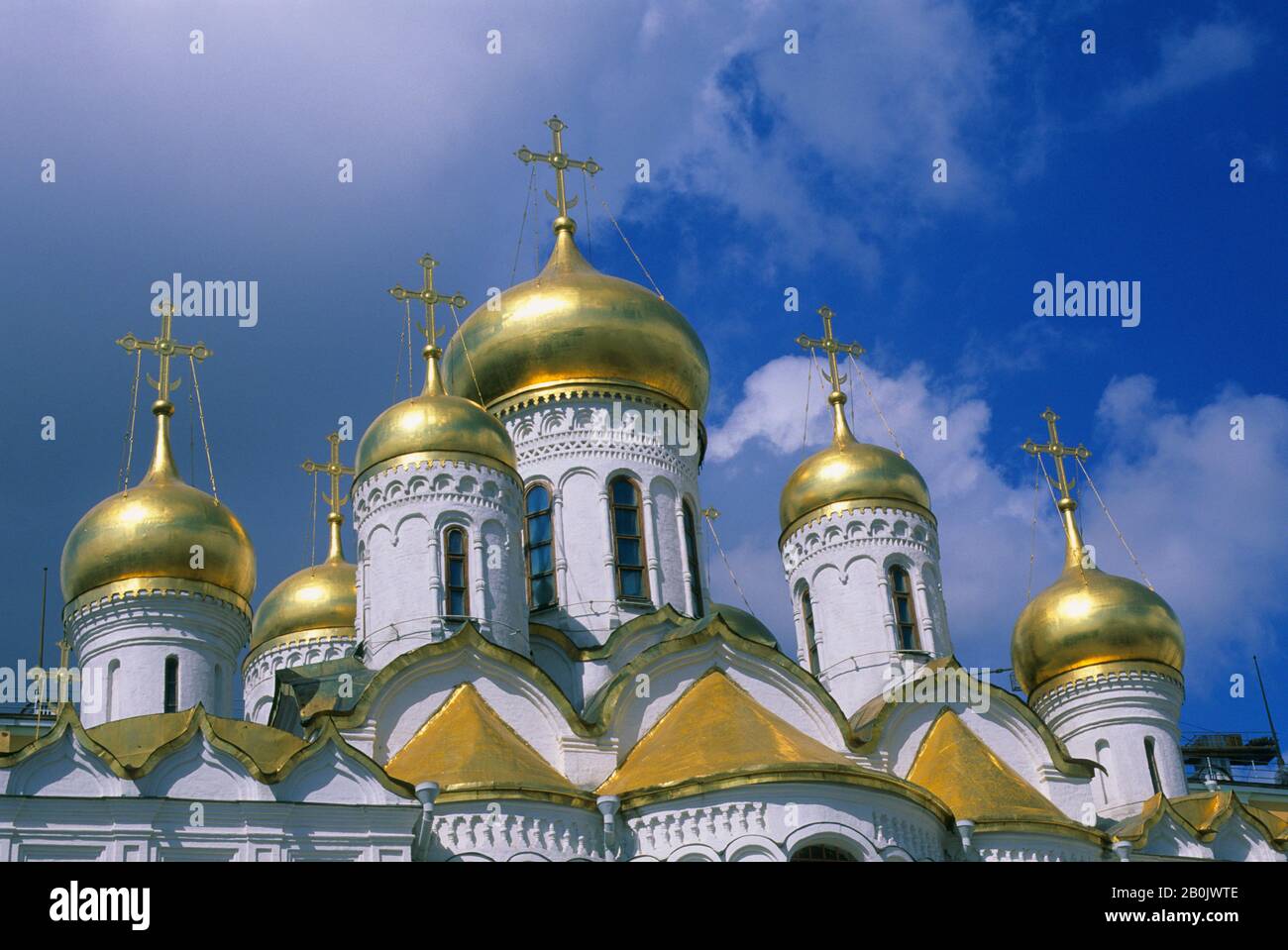 RUSSIA, MOSCA, AL CREMLINO, CATTEDRALE DELL'ANNUNCIAZIONE, CUPOLE D'ORO Foto Stock