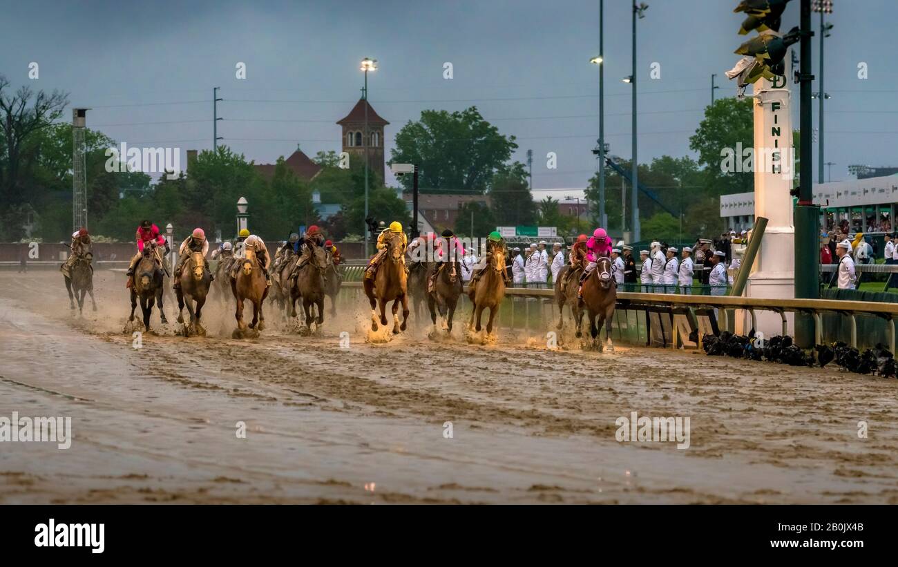 Maximum Security, guidato dal fantino Luis Saez, guida il 7° Horse In Direzione della linea di arrivo alla 145th in corsa del Kentucky Derby il 4 maggio 2019 a Churchill Downs a Louisville, Kentucky. Foto Stock